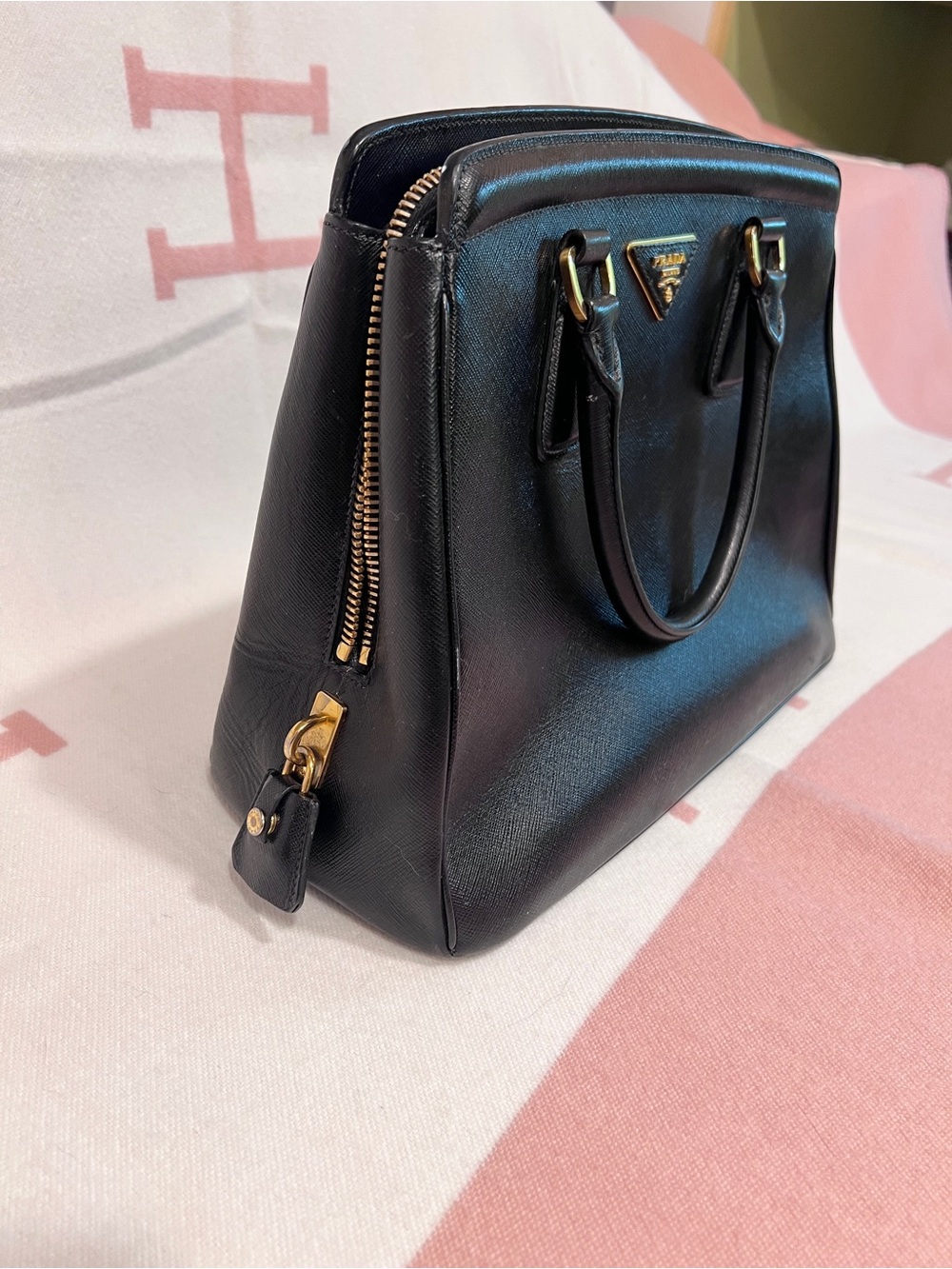 PRADA⭐️Gold Kiss lock and Key attached!Black Saffiano Satchel! Offers welcome! - Picture 4 of 16